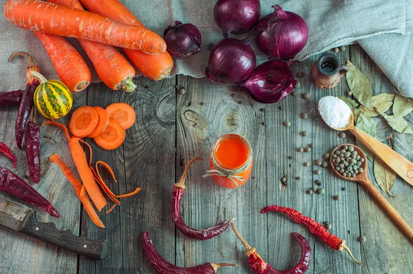Taze sebze ve bir bardak havuç suyu üzerinde eski bir ahşap su