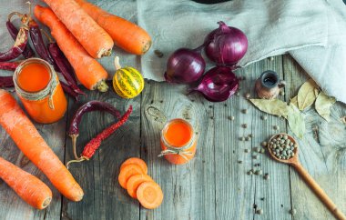 Taze havuç ve havuç suyu bir cam kap içinde 