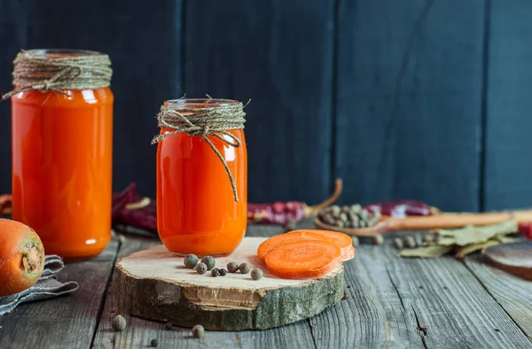 Свежеприготовленный домашний морковный сок — стоковое фото