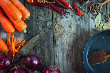 Taze havuç ve kırmızı soğan ile kızartma tavası