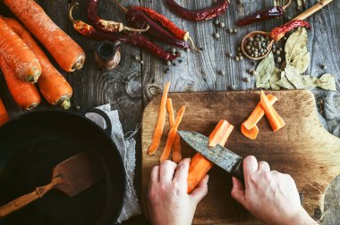 İki kadın temiz büyük havuç eller 