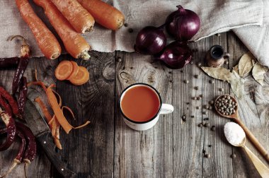 Demir mug içinde taze meyve suyu 