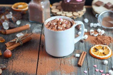 Beve ve hatmi ile fincan kakao tozu ile serpilir 