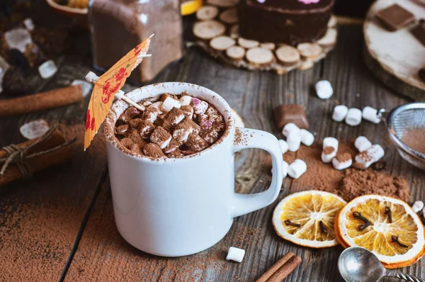 Taza de chocolate caliente con malvaviscos espolvoreado con cacao — Foto de Stock