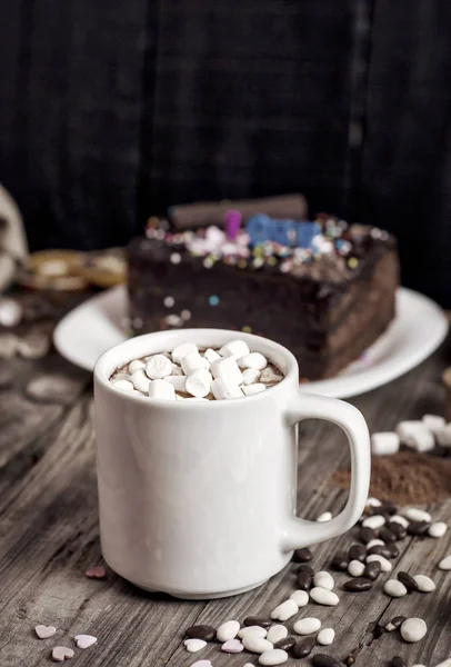 Mug putih dengan marshmallow dan minuman — Stok Foto