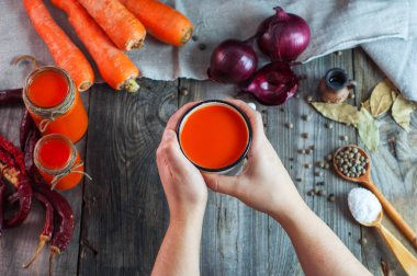 Demir kupa eller havuç suyu ile 