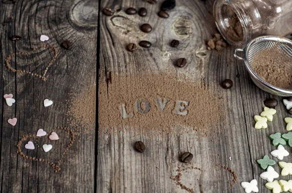 Mot amour écrit sur la surface en bois gris — Photo