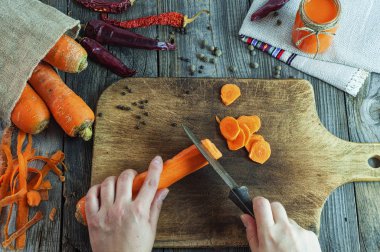 bir kesme tahtası üzerinde taze havuç dilimleri kesme işlemi
