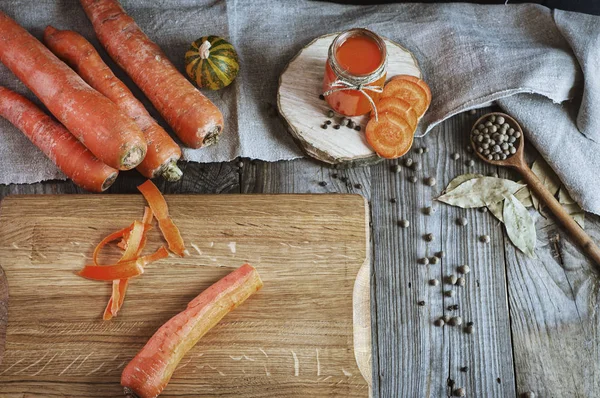 Свежая морковь на доске — стоковое фото