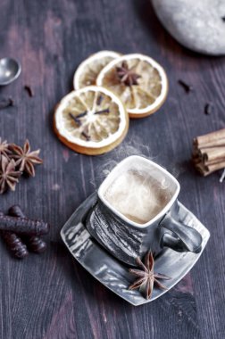 Siyah espresso kahve bir kil Kupası ve daire