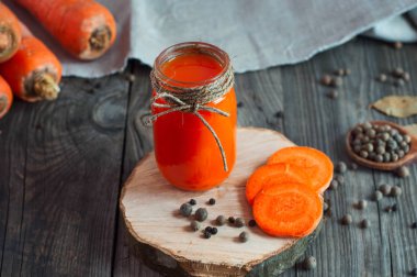 havuç suyu ile ahşap bir yüzey üzerinde bir cam kavanoz