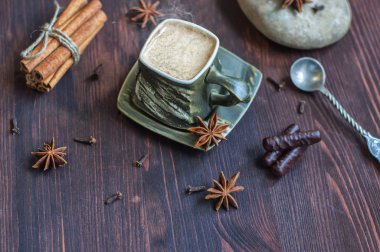  fincan siyah espresso kahve kahverengi ahşap bir masa üzerinde