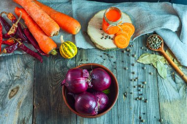 Bir kil kase taze sebze ve baharatlar arasında kırmızı soğan