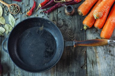Siyah boş dökme demir tava sebze arasında