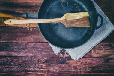 Boş tavada kahverengi ahşap yüzeye