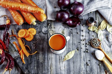 Sebze ve baharat gri bir ahşap yüzeye