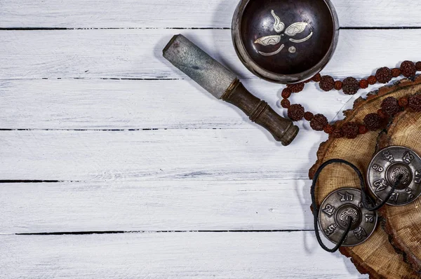 Singing bowl en andere religieuze objecten voor meditatie en EXTE — Stockfoto