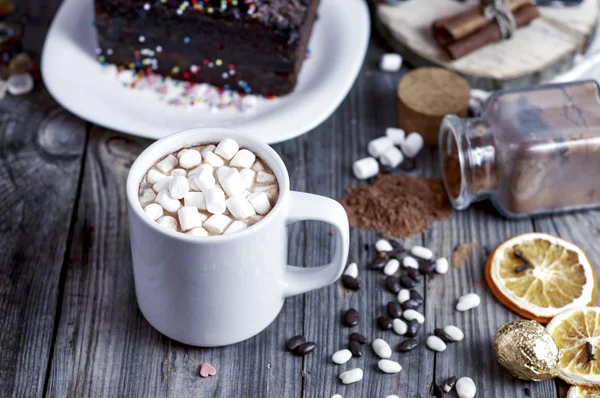 Cacao con malvavisco sobre una superficie de madera gris —  Fotos de Stock