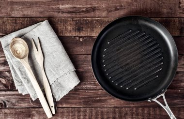 Tahta spatula ve kaşık ile boş ızgara tava 