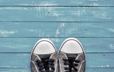 Erkekler eski püskü spor ayakkabı mavi ahşap yüzey üzerinde mavi