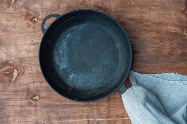 Siyah demir döküm boş tavada kahverengi ahşap yüzeye