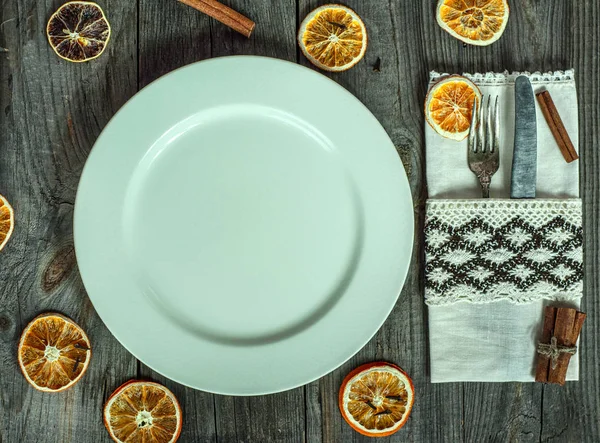 Sirve plato blanco vacío en una superficie de madera gris —  Fotos de Stock