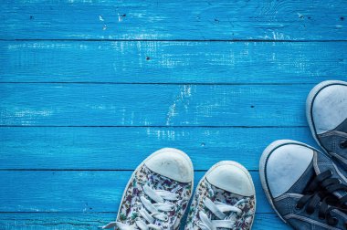 ahşap bir gemide kadın ve erkek yıpranmış Ayakkabı