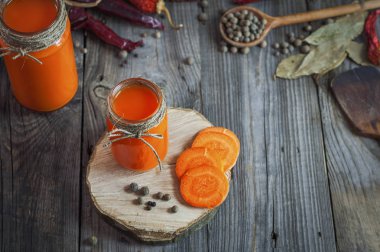 Gri bir ahşap zemin üzerine suyu ile Cam Kavanoz