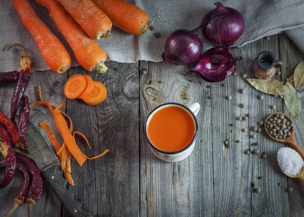 Jugo en una taza sobre una superficie de madera gris — Foto de Stock