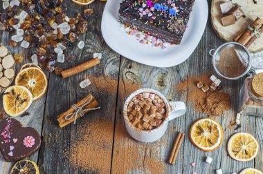 gri bir ahşap yüzey, en iyi görünümde hatmi ile kakao içki