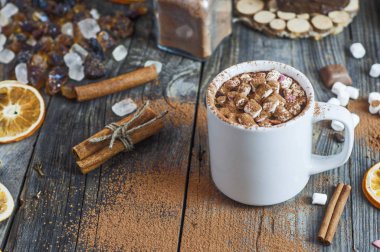 Gri bir ahşap yüzeyde hatmi ile kakao içki