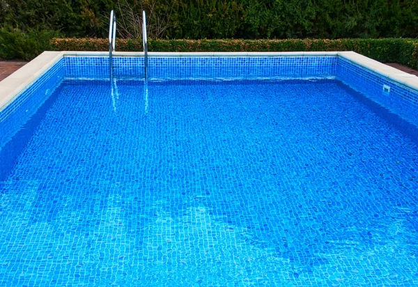 Piscina con agua —  Fotos de Stock