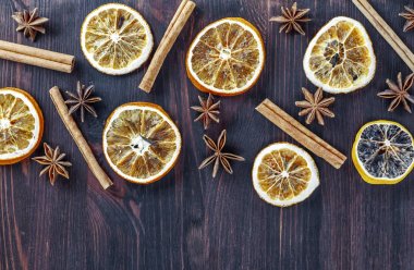 Daireler bir kahverengi ahşap yüzey üzerinde kurutulmuş portakal