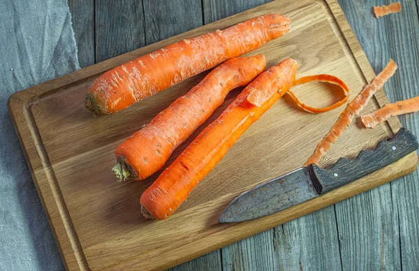 Ολόκληρα καρότα σε ένα ξύλο κοπής κουζίνας — Φωτογραφία Αρχείου