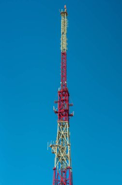 Mavi gökyüzüne karşı bir telekomünikasyon kulenin en yüksek