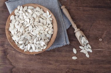 Bir ahşap kase soyulmamış kabak çekirdeği