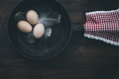 Siyah bir dökme demir tavada tavuk yumurtası 
