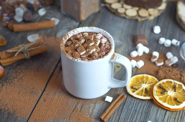 Pić gorącą czekoladę z marshmallows w biały kubek — Zdjęcie stockowe