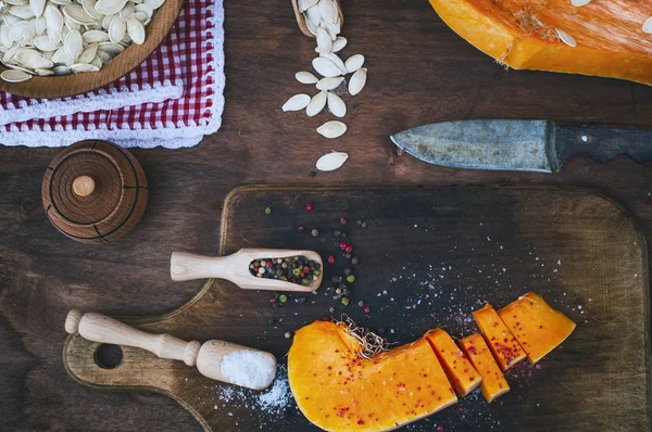 Trozo de calabaza fresca con sal y pimienta — Foto de Stock