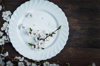 Kahverengi bir yüzey üzerinde beyaz seramik tabak