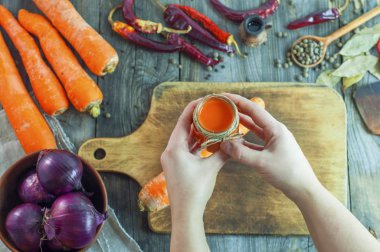 Kadınların elleri havuç suyu bir kavanoz tutun 