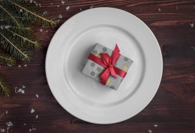 Beyaz plaka ile sarılmış, bir hediye Üstten Görünüm