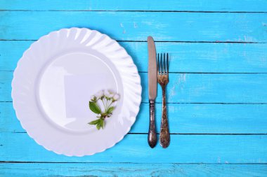 Beyaz tabak kağıt levha ile 