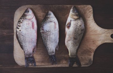 Üç taze nehir havuz mutfak tahtası