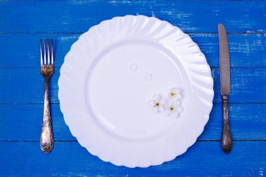 Beyaz boş levha ve vintage demir çatal bıçak takımı