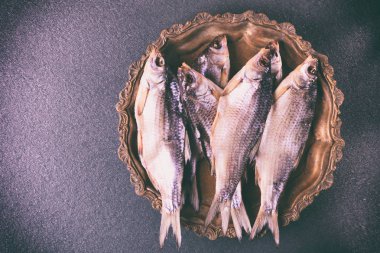 Tuz balık ölçekler bir bakır tepsi rammed kurutulmuş