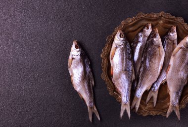 Bir bakır tepsi tuz balık RAM'de kurutulmuş