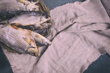 Kurutulmuş balık bakır tabakta Üstten Görünüm