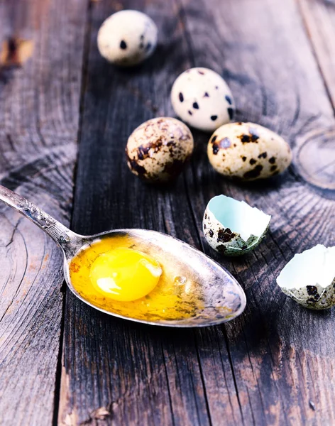 Bıldırcın yumurta sarısı bir demir kaşık ile