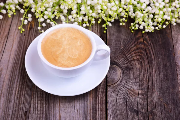 Taza de café negro caliente en una superficie de madera gris — Foto de Stock